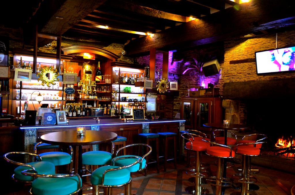 Le Cafe Du Village - Bar A Cocktails & A Ambiance Lohéac Kültér fotó